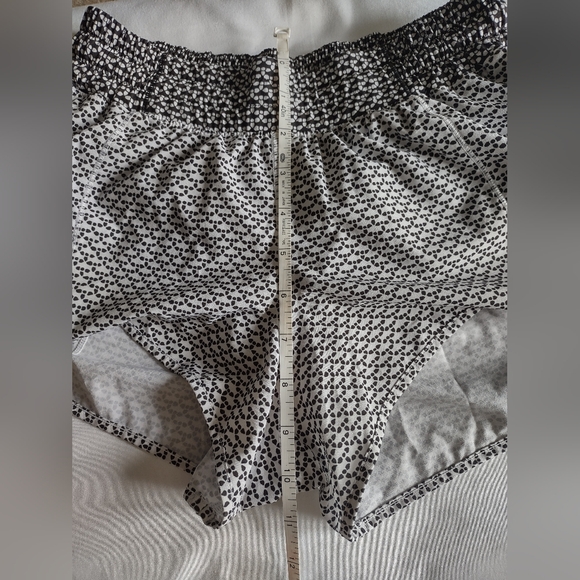 Lululemon Run Hotty Hot Shorts II 2.5" In Monochromic White/Monochromic Black - Picture 13 of 13